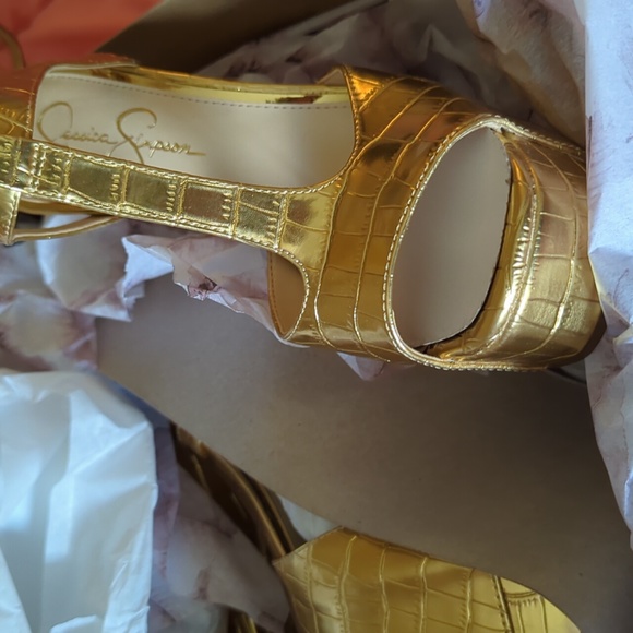 NWB Gold Platform Sandals - Picture 2 of 4